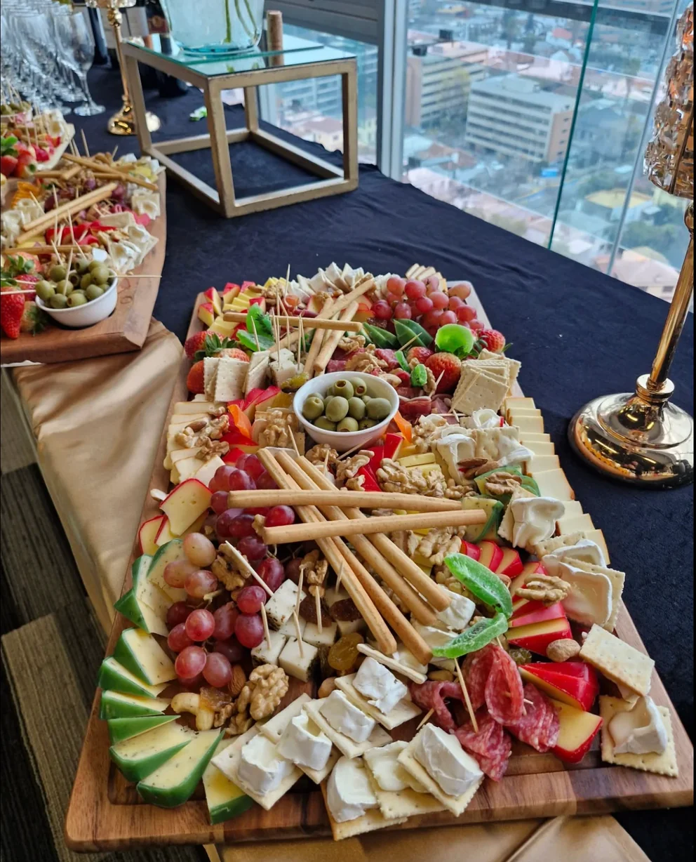 Mesa de banquetería con una selección de preparaciones para un evento