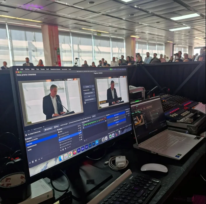 Consolas y monitores del equipo técnico de AudioVox en plena producción