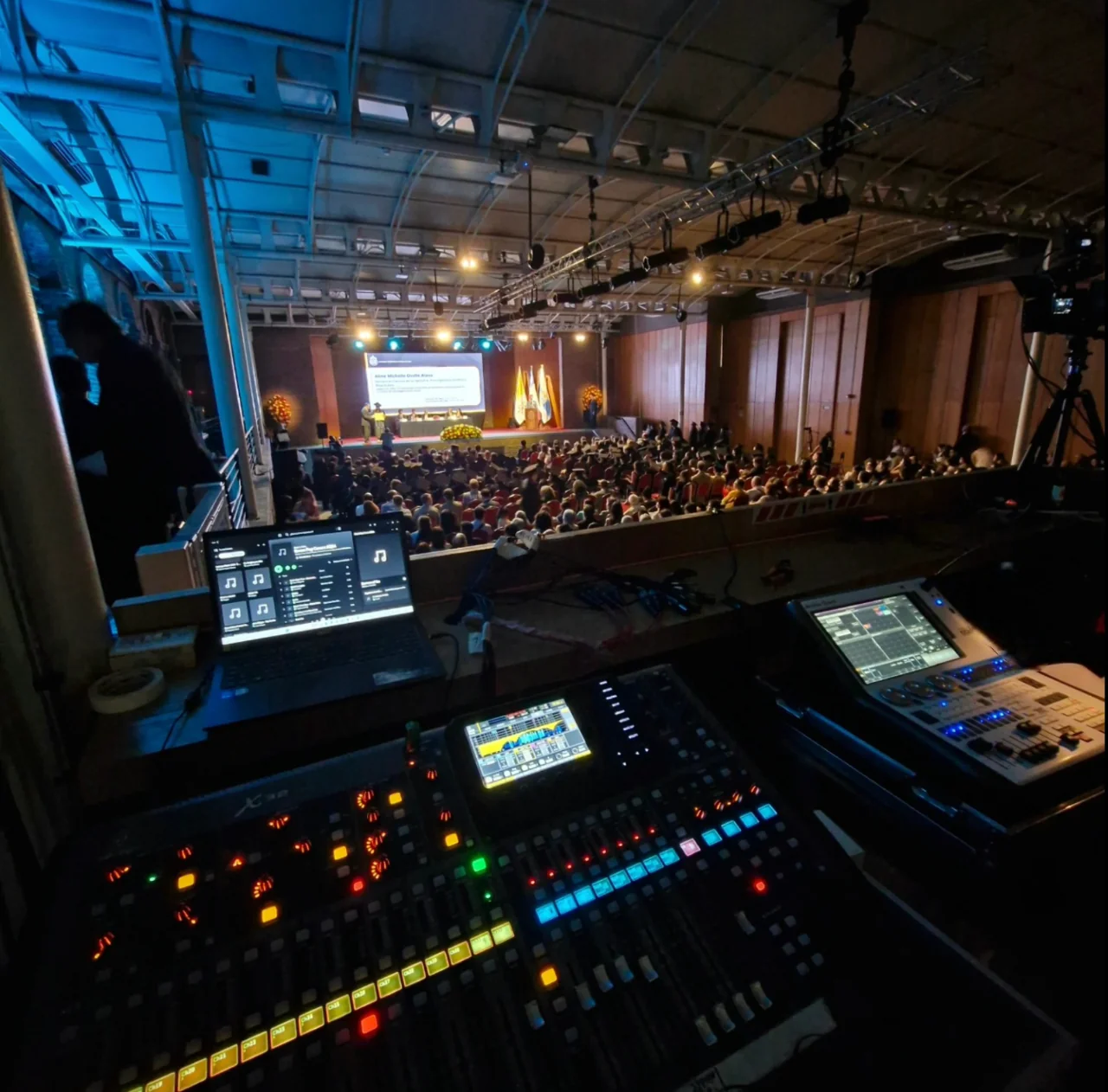 Control de sonido e iluminación de AudioVox durante un evento corporativo